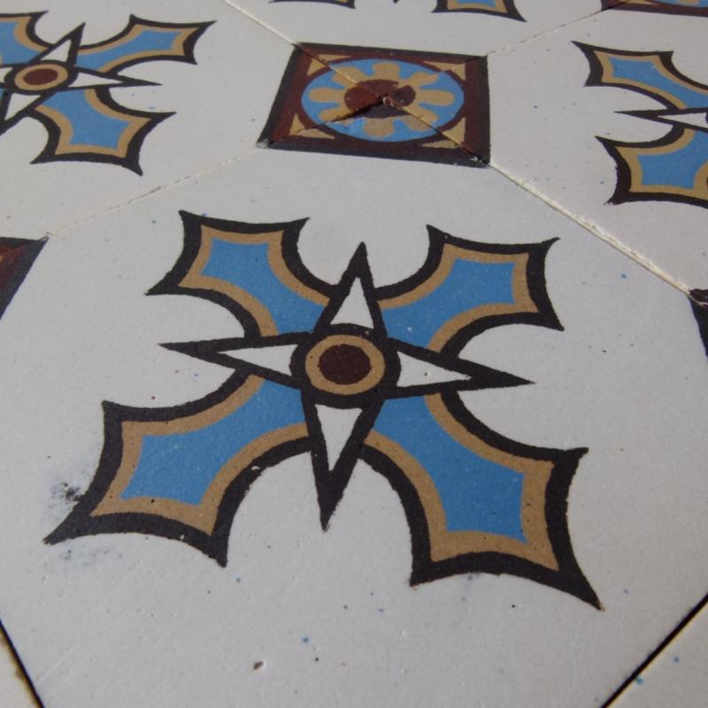 Classical tessellation with lush borders